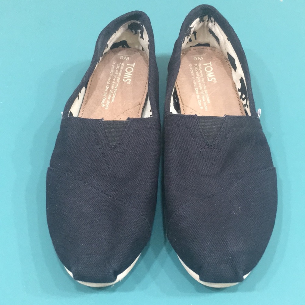 TOMS black canvas women’s classics